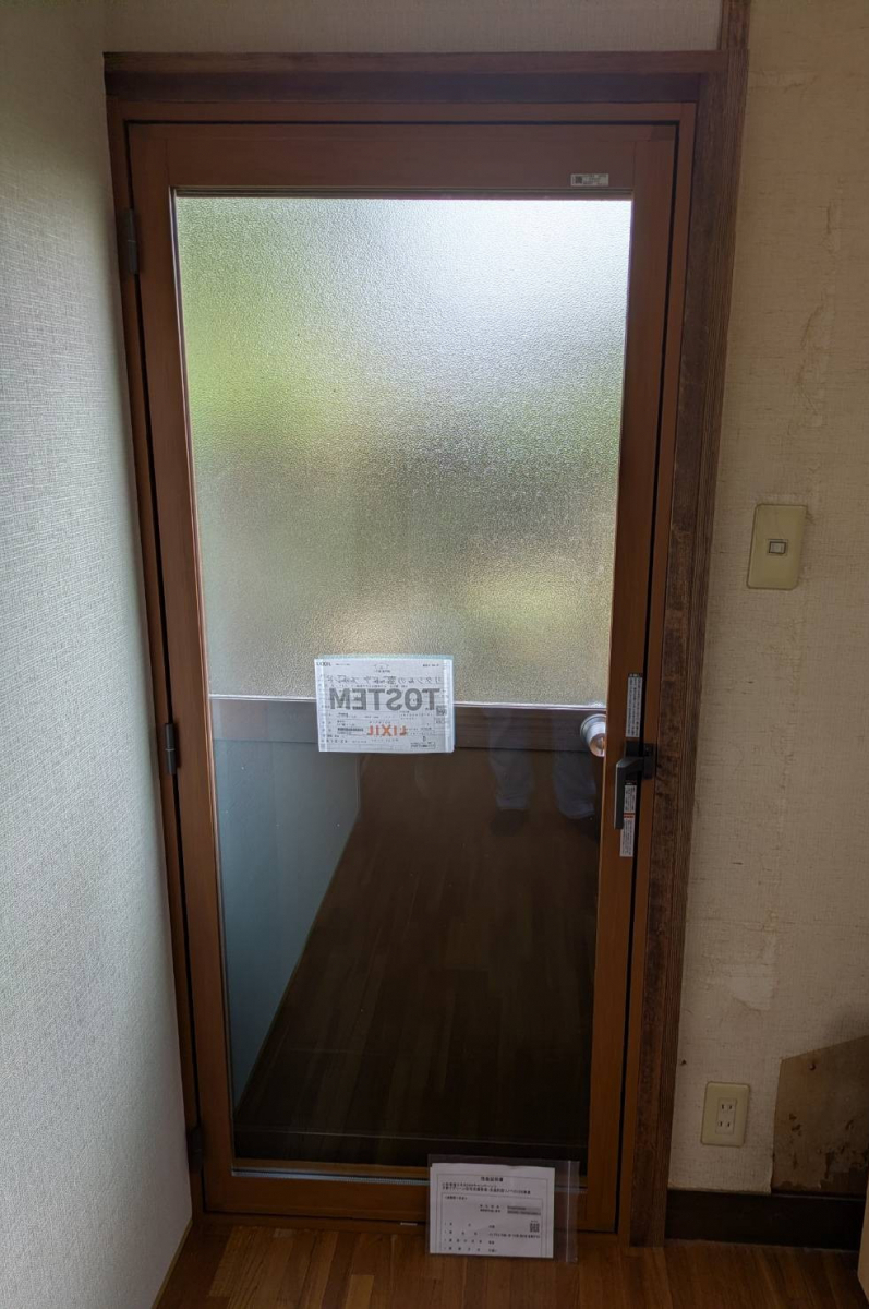 クボガラスの勝手口にインプラスを取付して夏も冬も快適に🌟の施工後の写真2