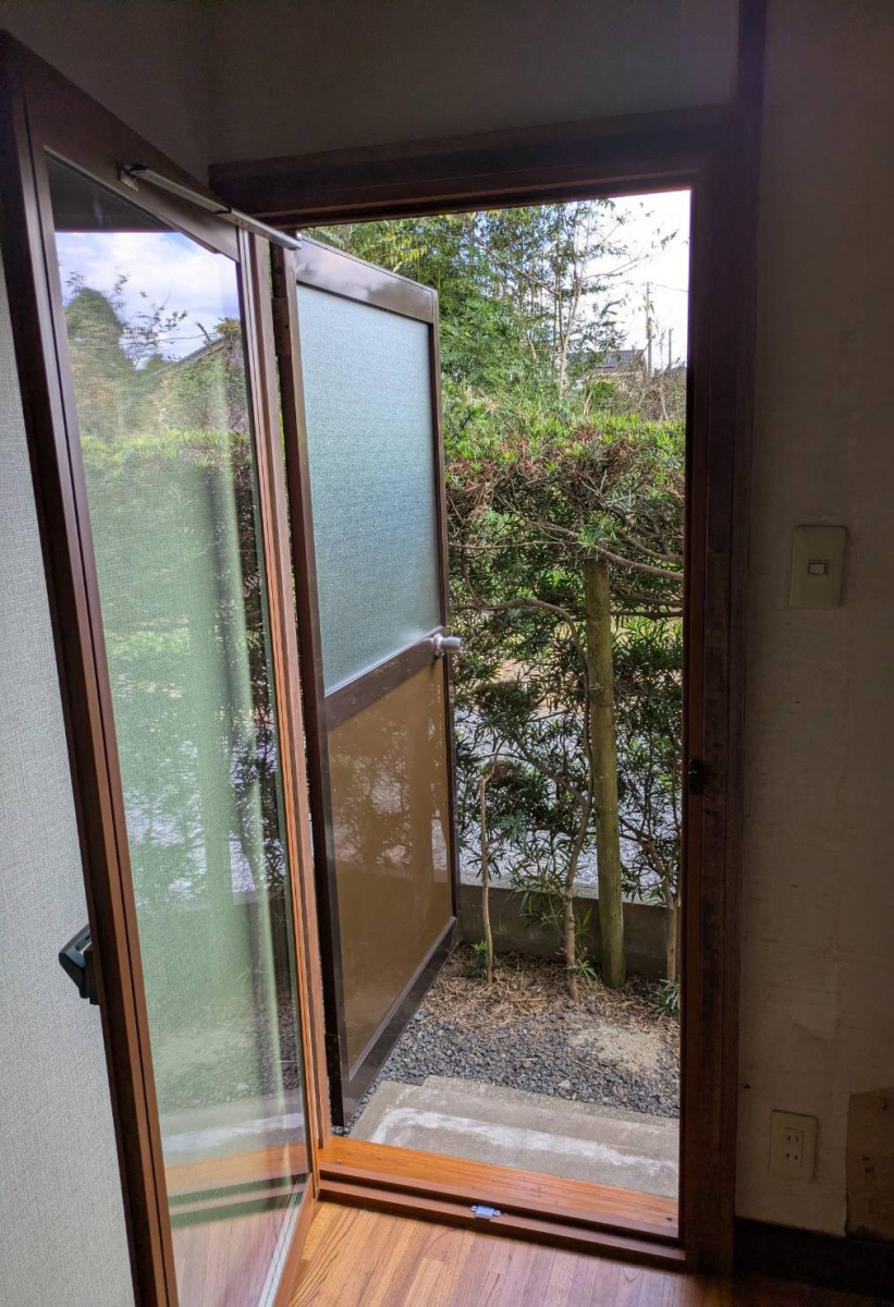 クボガラスの勝手口にインプラスを取付して夏も冬も快適に🌟の施工後の写真3