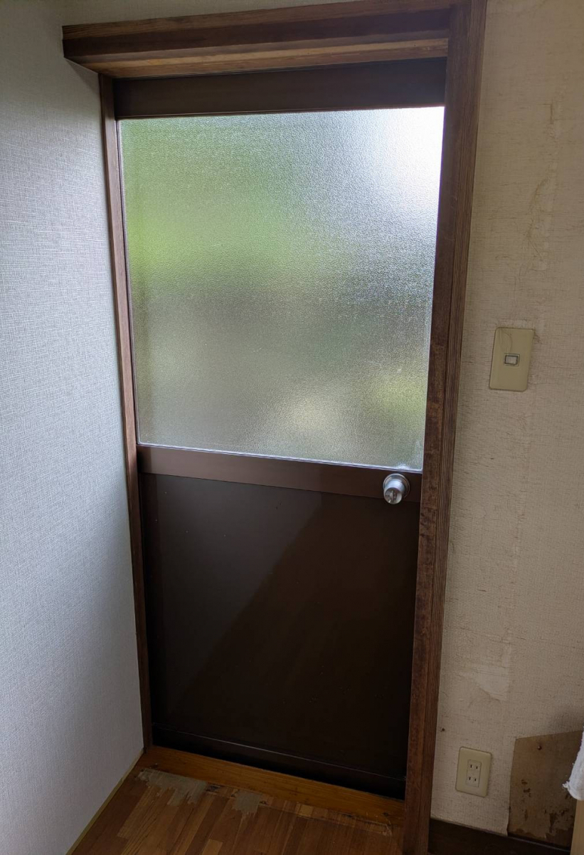 クボガラスの勝手口にインプラスを取付して夏も冬も快適に🌟の施工前の写真1