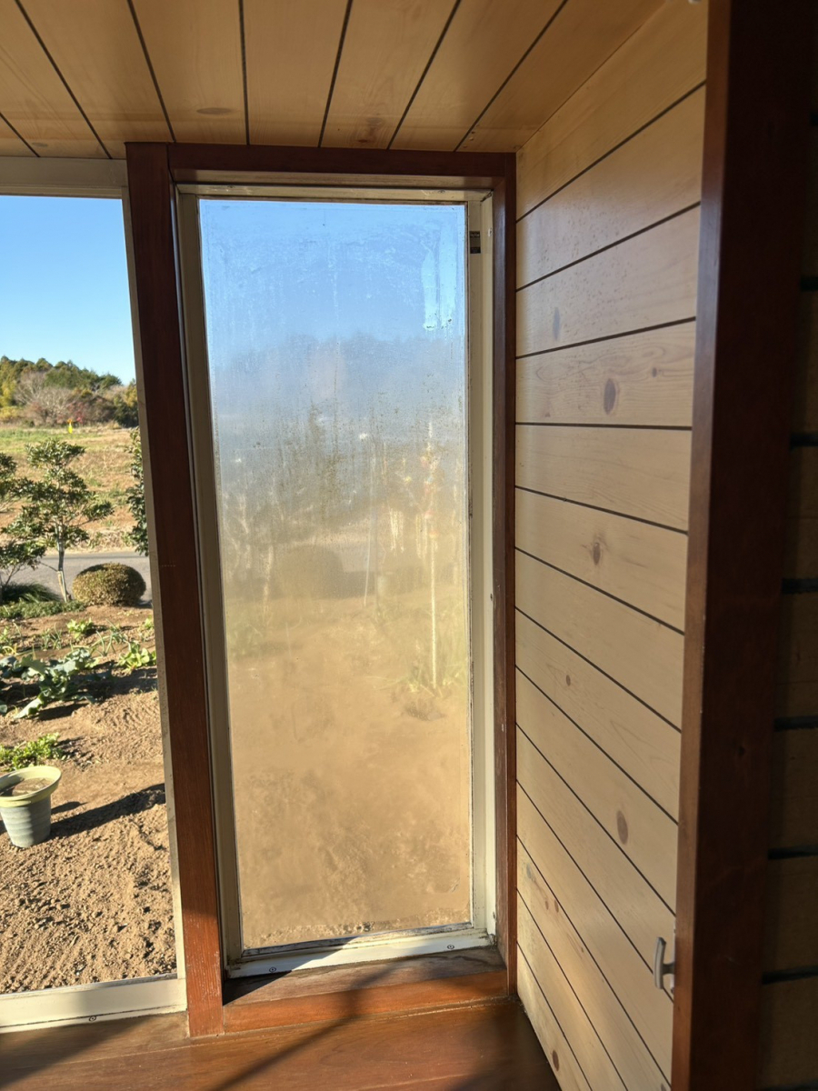 クボガラスの明るさはそのまま✨ＦＩＸ窓で快適リフォームの施工前の写真1