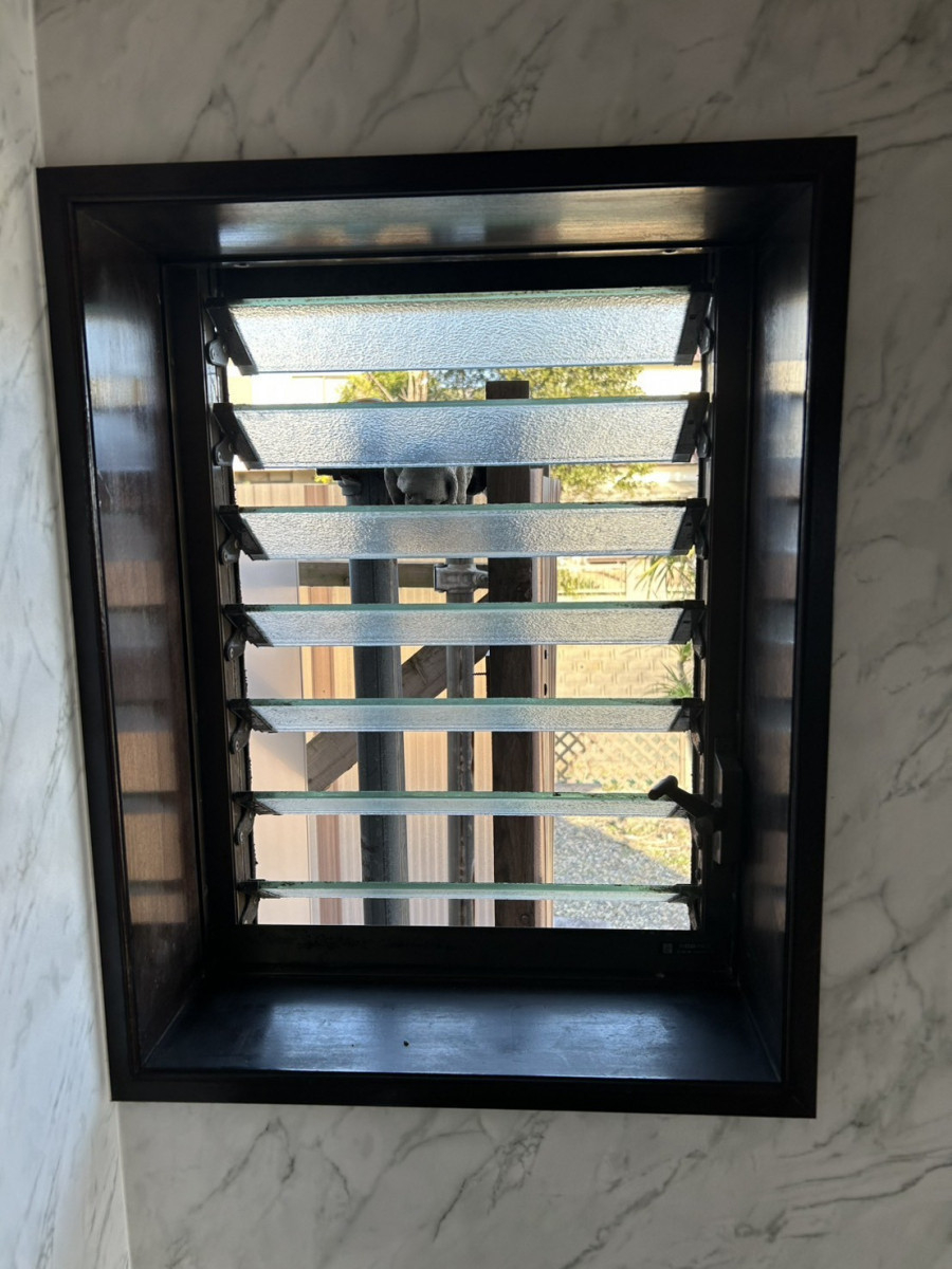 クボガラスの春の強い風と激しい寒暖差をシャットアウト❗の施工前の写真1