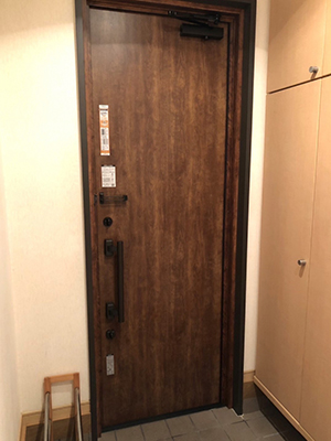 【施工事例】玄関ドアの交換【木目調で雰囲気のある玄関へ】 REGALO（レガロ）のブログ 写真4