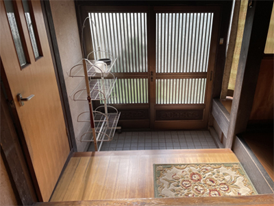 玄関ドアの隙間風が寒い!原因とおすすめリフォームを解説します! REGALO(レガロ)のブログ 写真1