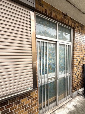 【施工事例】引戸にシャッターの取付｜防犯リフォーム REGALO（レガロ）のブログ 写真1