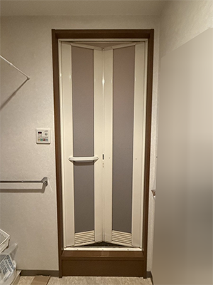 【施工事例】浴室折れ戸の交換｜新しいドアで清潔・快適なバスタイム REGALO（レガロ）のブログ 写真2