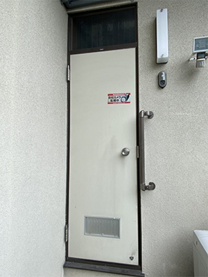【施工事例】勝手口交換｜防犯性アップの最新リフォーム REGALO（レガロ）のブログ 写真1