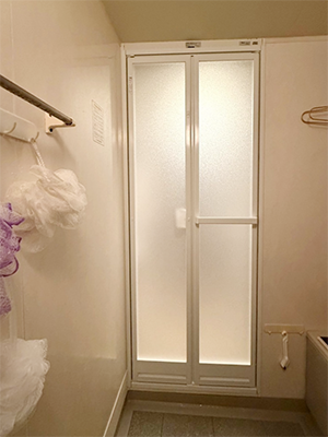 【施工事例】浴室折れ戸の交換｜新しいドアで清潔・快適なバスタイム REGALO（レガロ）のブログ 写真3
