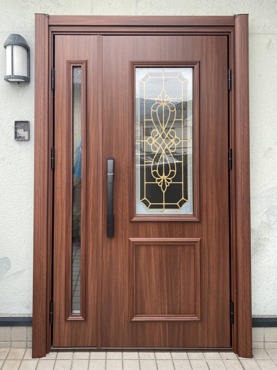 REGALO（レガロ）の玄関ドア取替　親子ドアと片開きドア　2箇所でも1dayリフォーム！の施工後の写真2