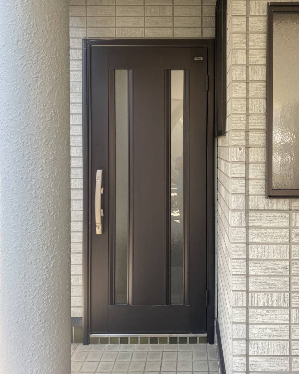 REGALO（レガロ）の玄関ドア取替　親子ドアと片開きドア　2箇所でも1dayリフォーム！の施工前の写真3