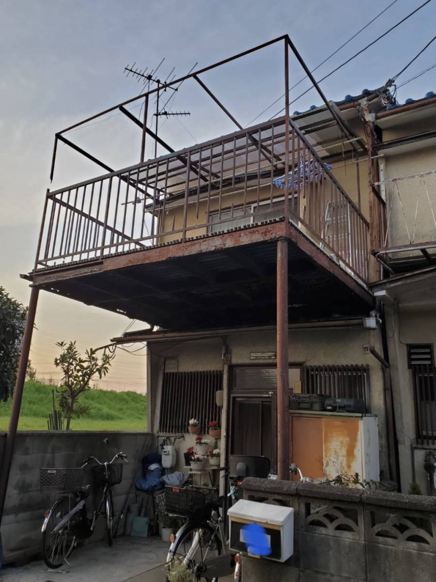 REGALO（レガロ）のサビサビのバルコニーとテラス屋根を新しくしたい！の施工前の写真1