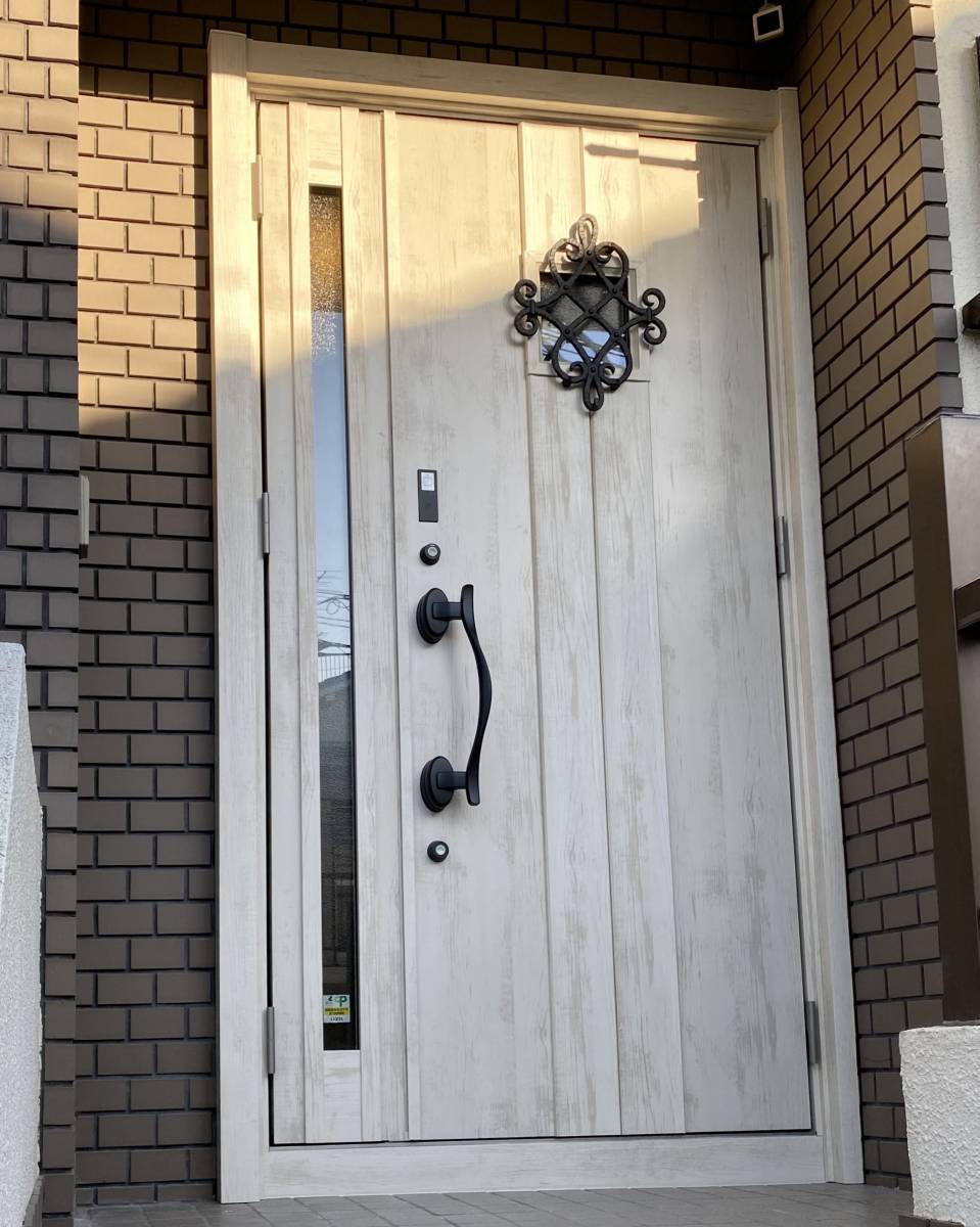 REGALO（レガロ）の老朽化した古い感じのドアを今風のオシャレなドアに変えたい☆の施工後の写真1