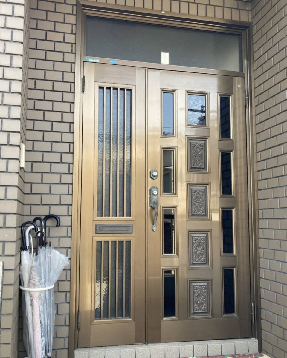 REGALO（レガロ）の老朽化した古い感じのドアを今風のオシャレなドアに変えたい☆の施工前の写真1
