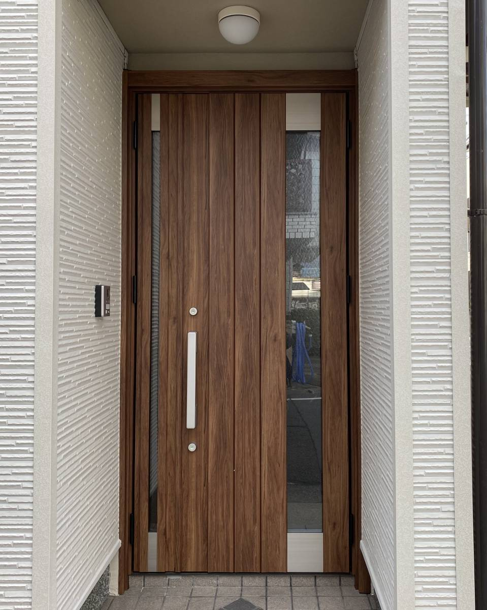 REGALO（レガロ）の老朽化した玄関ドアをオシャレなドアに取替たい☆の施工後の写真1