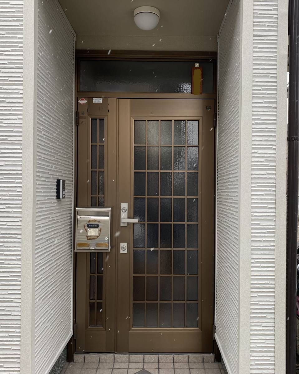 REGALO（レガロ）の老朽化した玄関ドアをオシャレなドアに取替たい☆の施工前の写真1