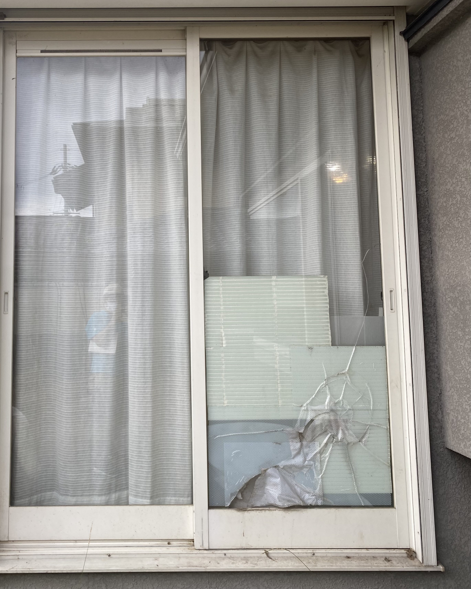 REGALO（レガロ）の割れた窓ガラスの交換☆即日対応！の施工前の写真1