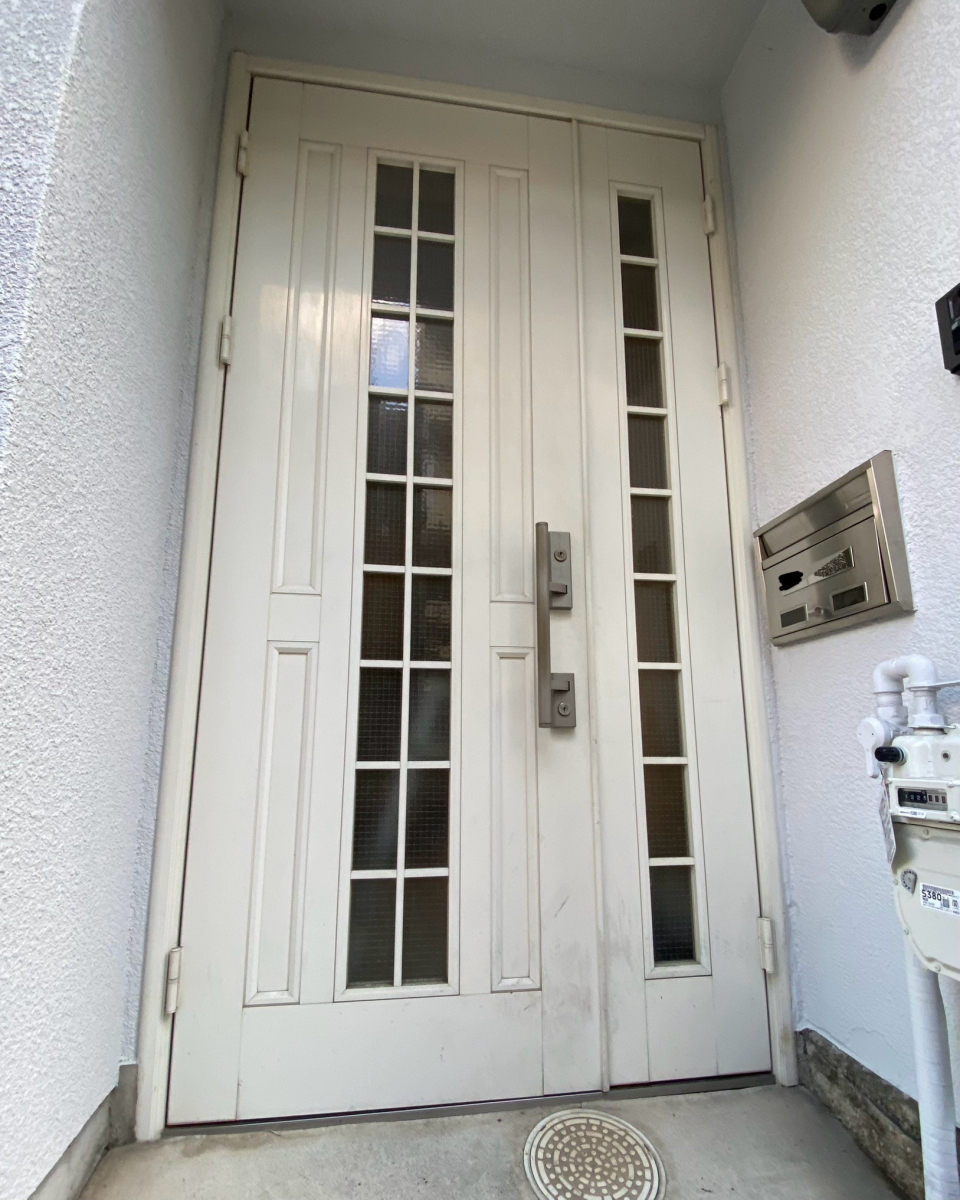 REGALO（レガロ）の老朽化した玄関ドア（防火ドア）の取替え！の施工前の写真1