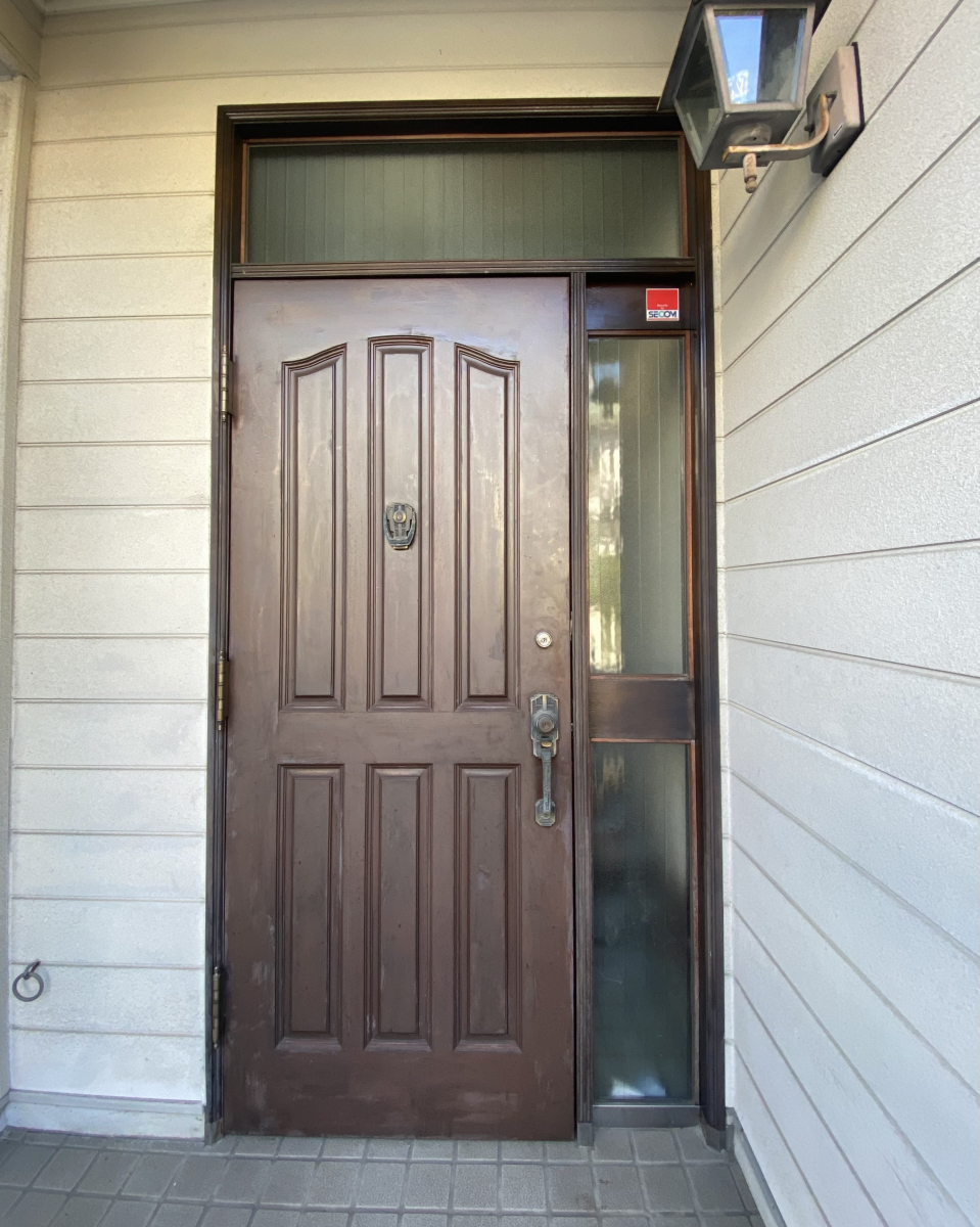 REGALO（レガロ）の老朽化した玄関ドアを取替えたい☆スマホが玄関キーに！の施工前の写真1