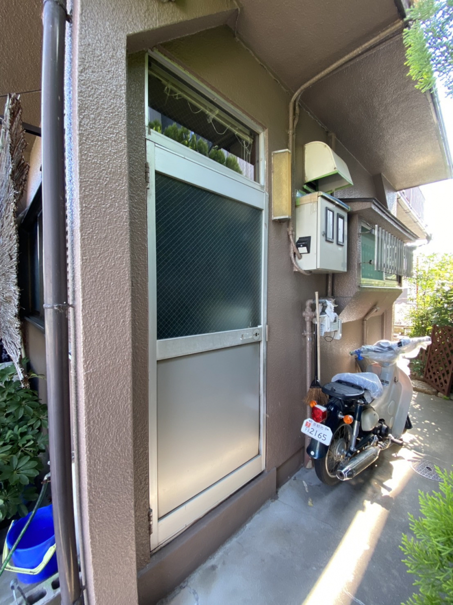 REGALO（レガロ）の建付が悪く、鍵がかかりにくい、防犯面が心配☆の施工前の写真1