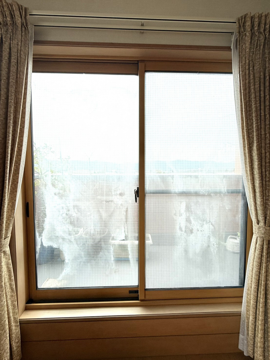 REGALO（レガロ）の結露で汚れた窓ガラスを交換したい！の施工前の写真1