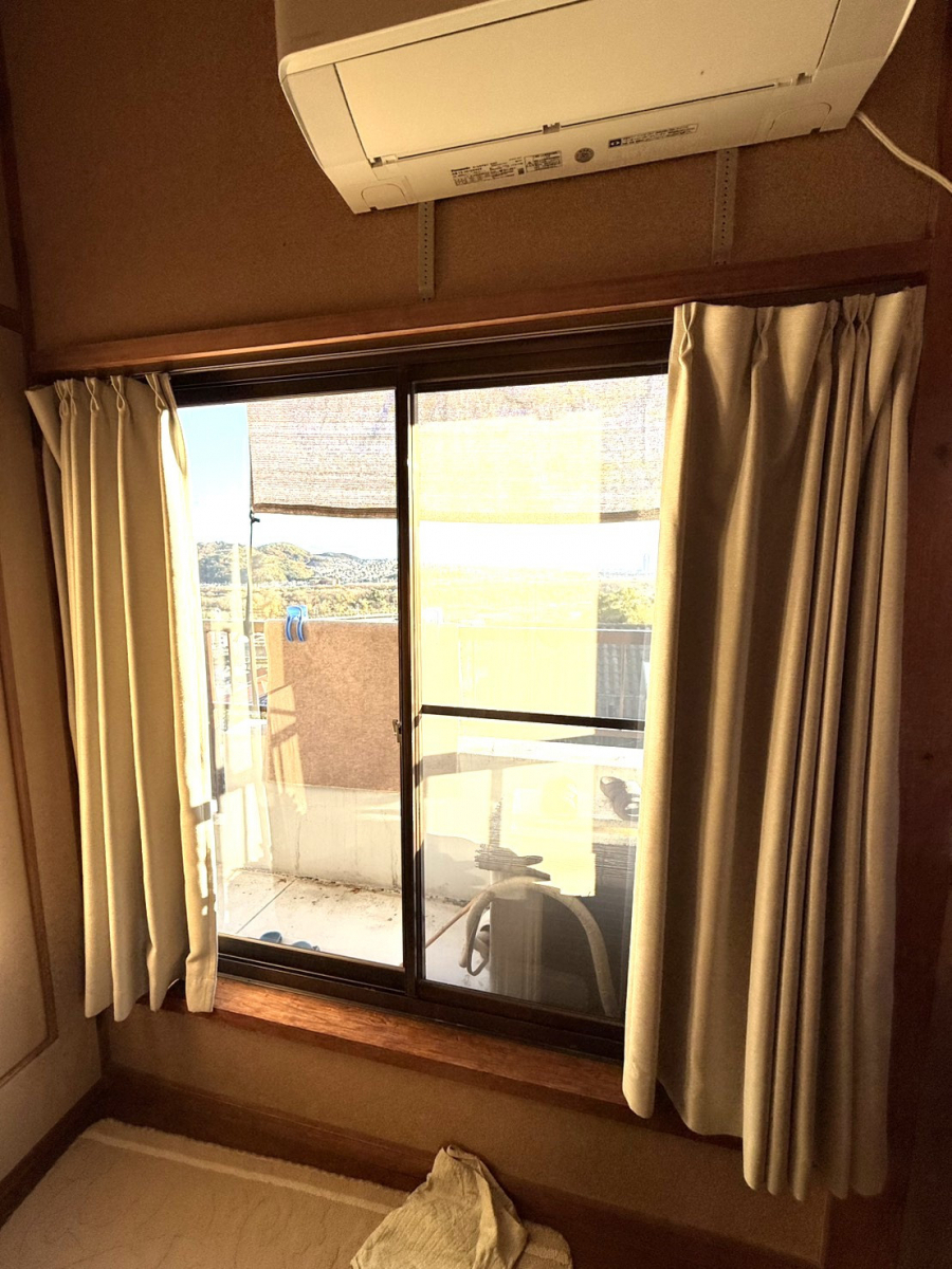 REGALO（レガロ）のリピート！冬の寒さ対策に内窓「インプラス」の施工前の写真1