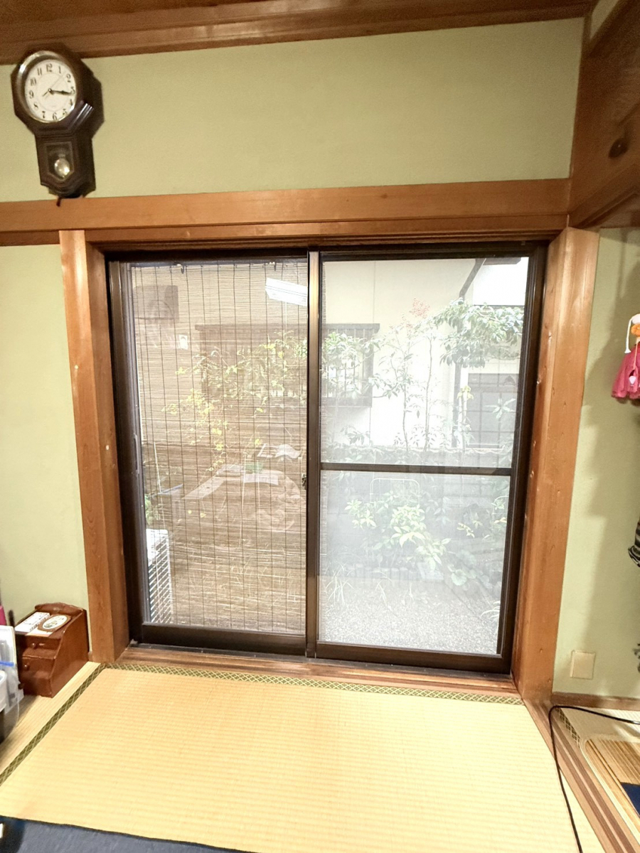 REGALO（レガロ）の和紙調格子入りガラス☆内窓インプラスの施工前の写真1