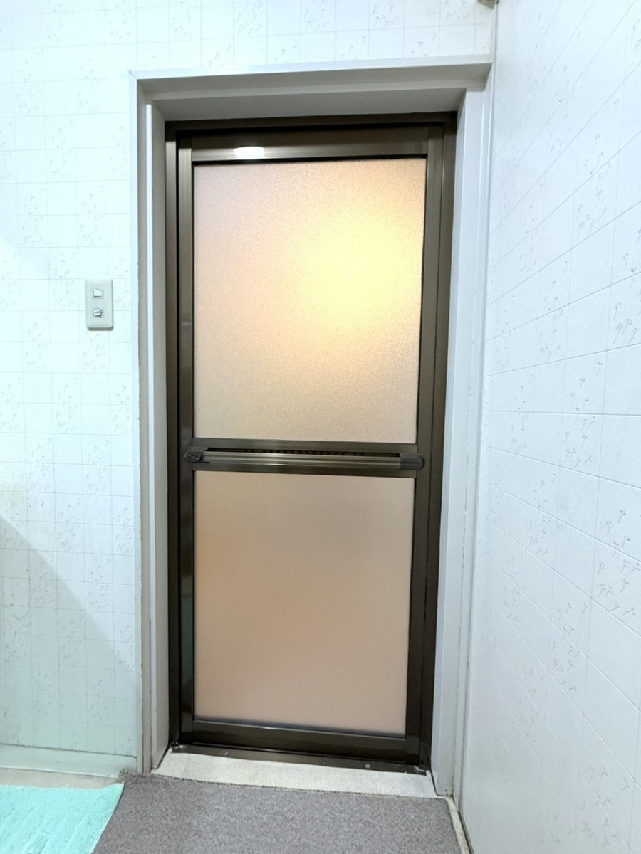 REGALO（レガロ）の浴室ドアのお取替え☆シンプル ロンカラー浴室ドアの施工後の写真2