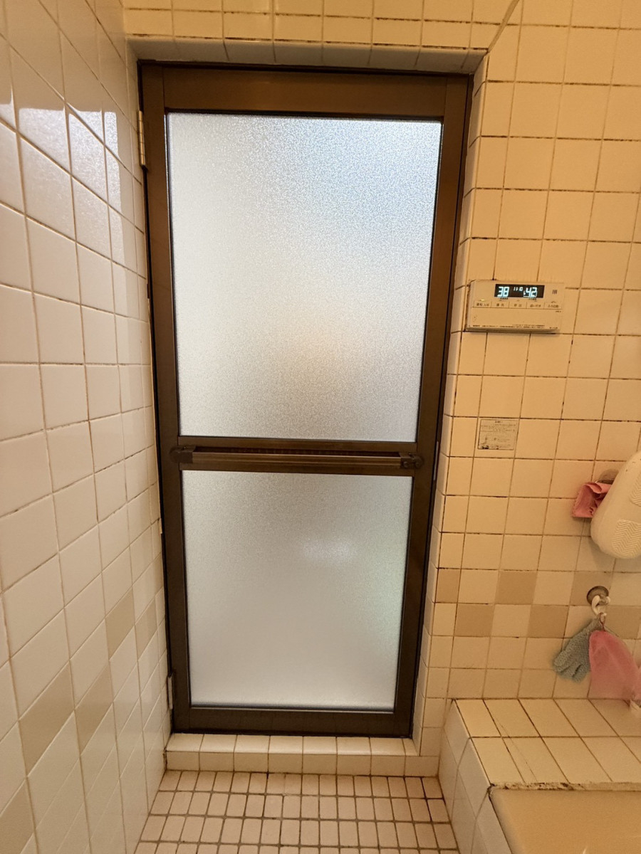 REGALO（レガロ）の浴室ドアのお取替え☆シンプル ロンカラー浴室ドアの施工後の写真3