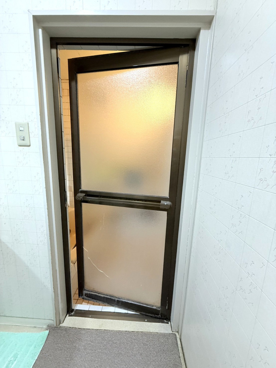REGALO（レガロ）の浴室ドアのお取替え☆シンプル ロンカラー浴室ドアの施工前の写真2