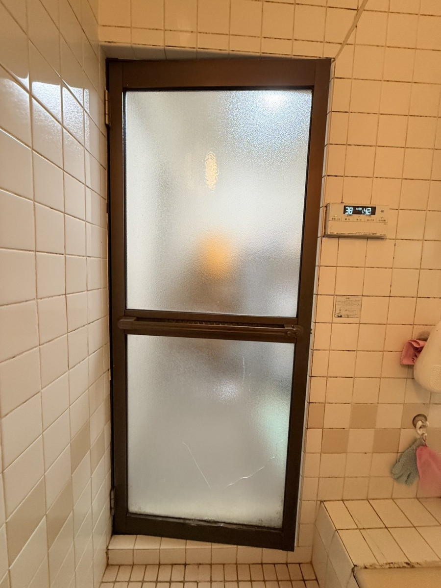 REGALO（レガロ）の浴室ドアのお取替え☆シンプル ロンカラー浴室ドアの施工前の写真3