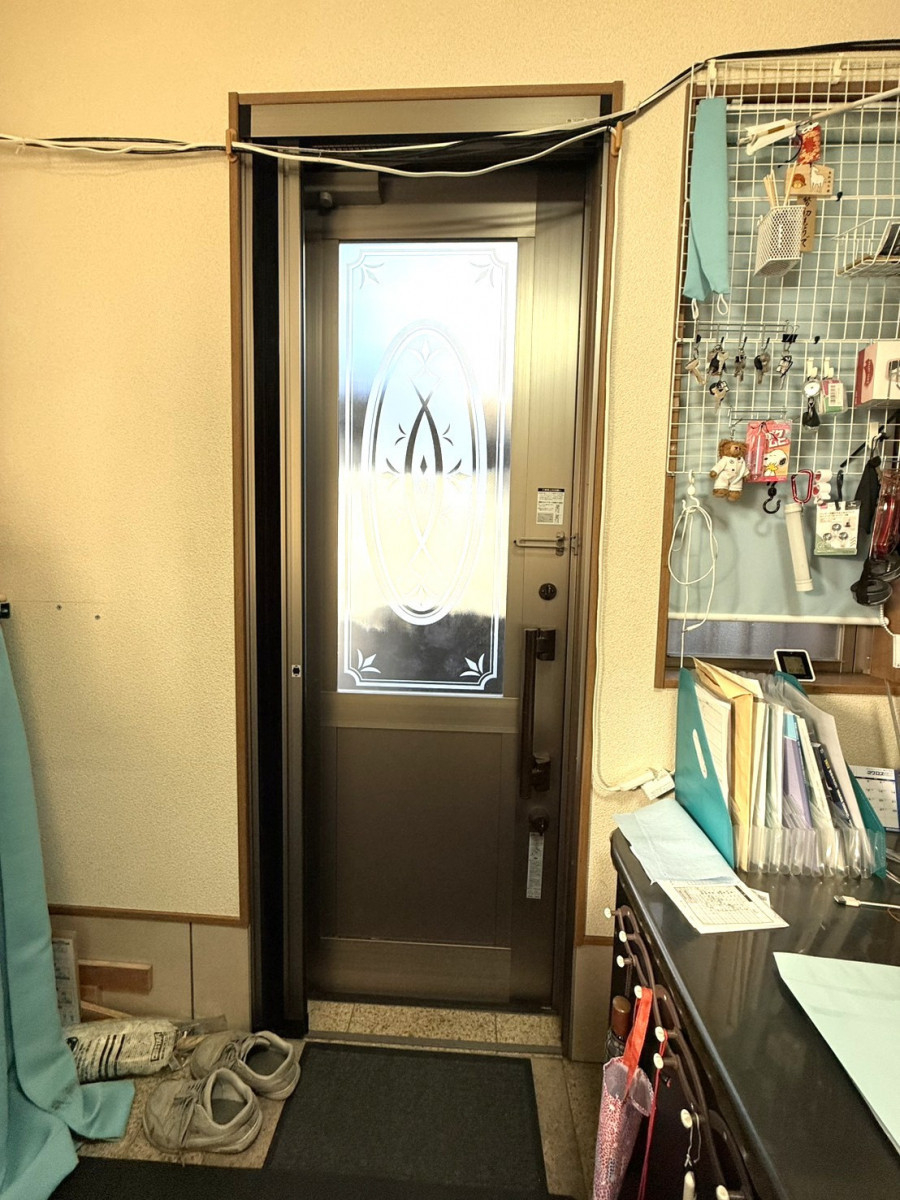 REGALO（レガロ）の老朽化した玄関ドアのお取替え！機能性抜群リシェント♪の施工前の写真2