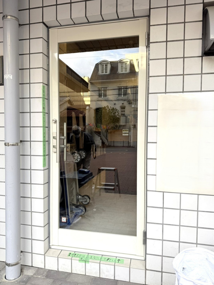 REGALO（レガロ）の店舗入口に！クリエラガラスドア！の施工後の写真1