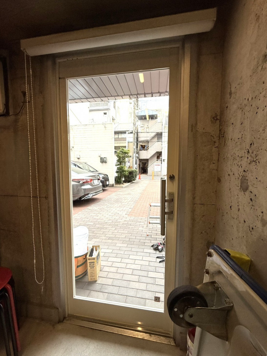 REGALO（レガロ）の店舗入口に！クリエラガラスドア！の施工後の写真2