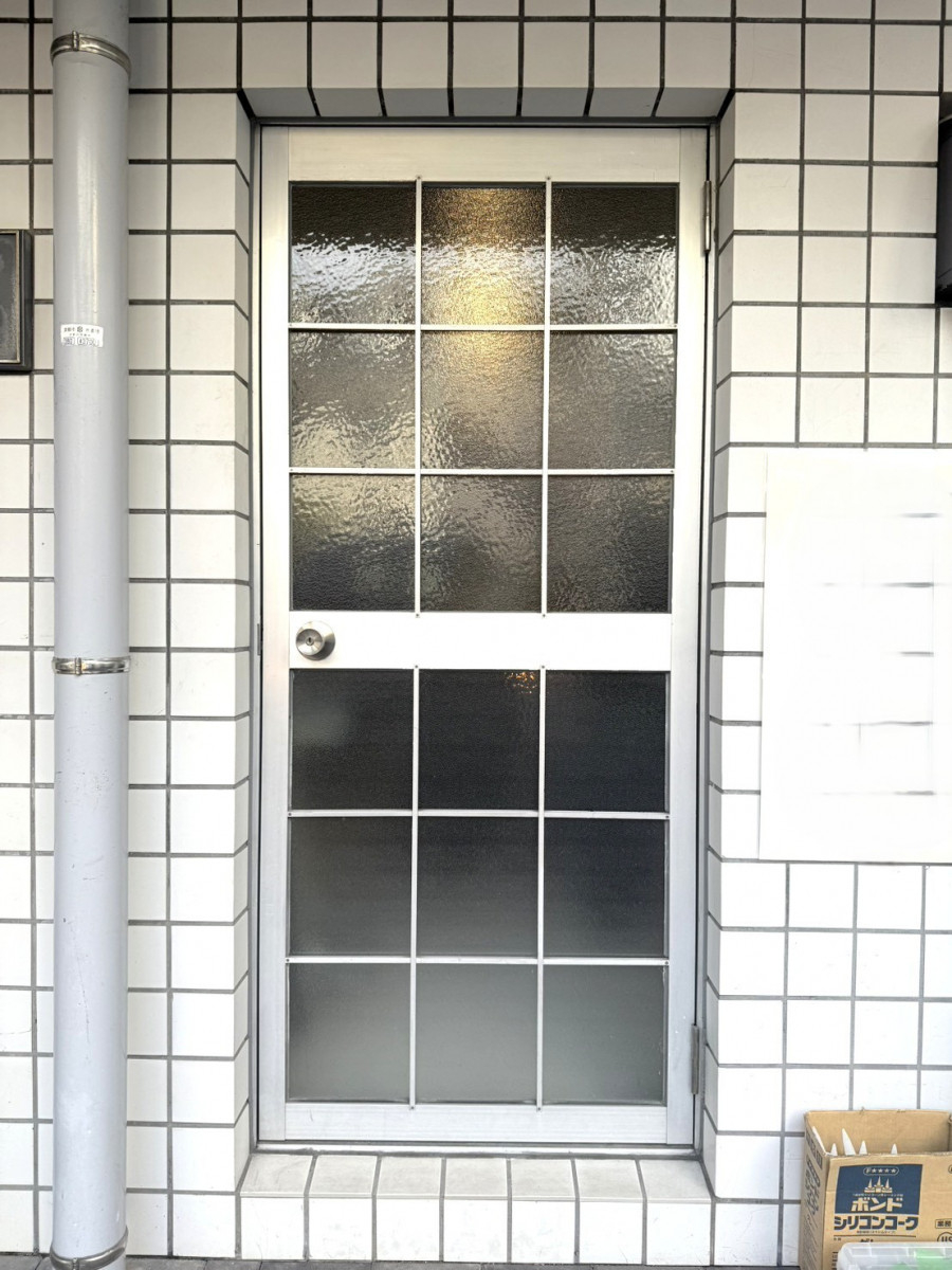 REGALO（レガロ）の店舗入口に！クリエラガラスドア！の施工前の写真1