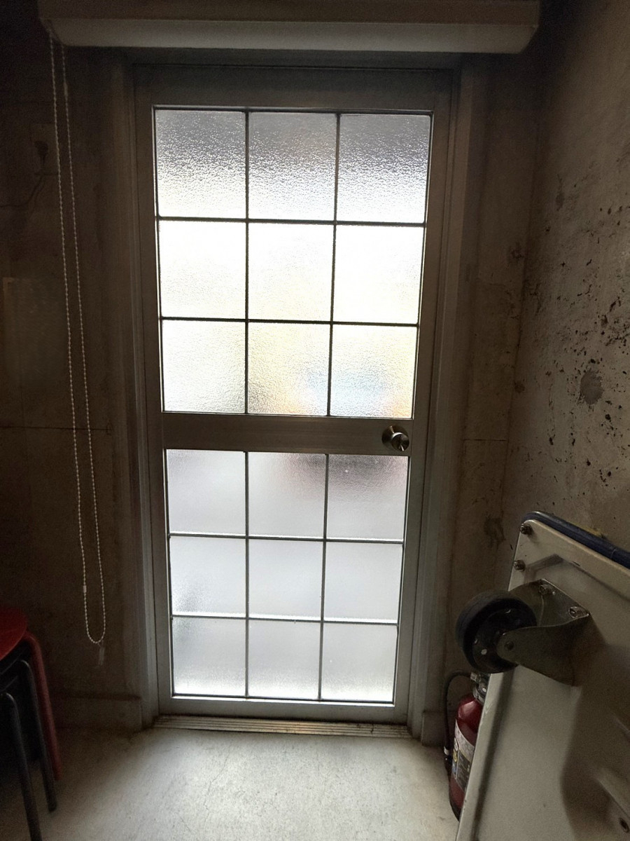 REGALO（レガロ）の店舗入口に！クリエラガラスドア！の施工前の写真2