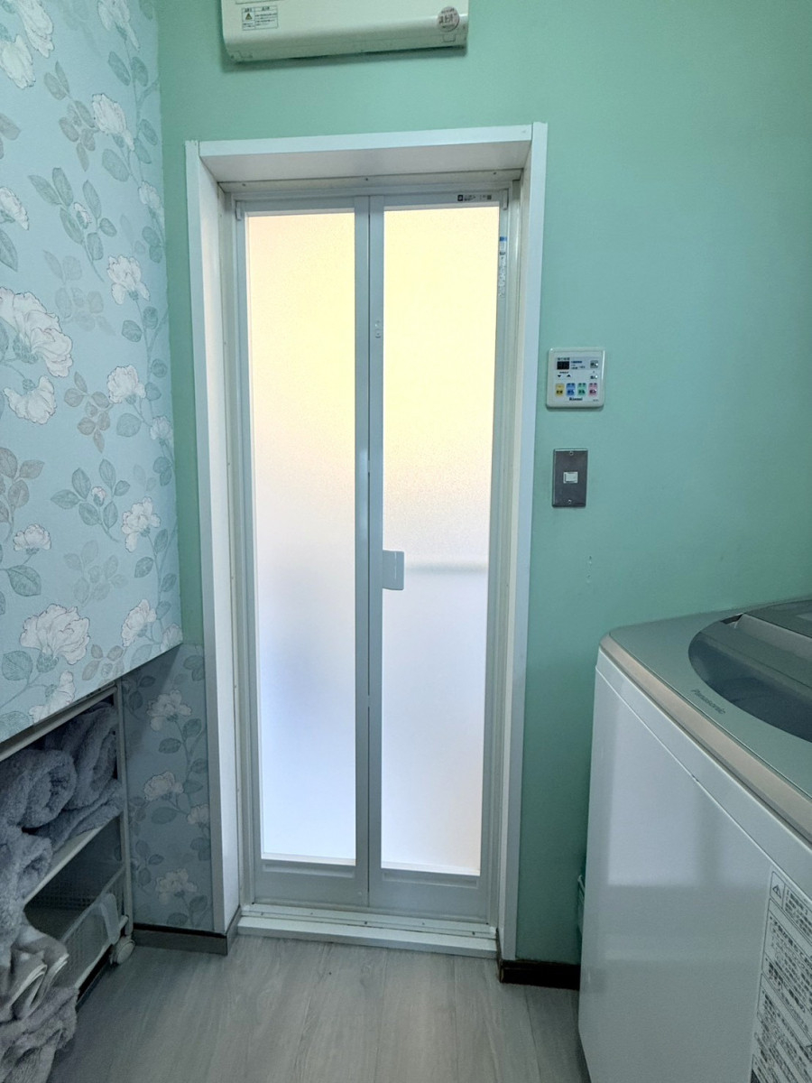 REGALO（レガロ）の割れた浴室折り戸ドアのお取替え！の施工後の写真1