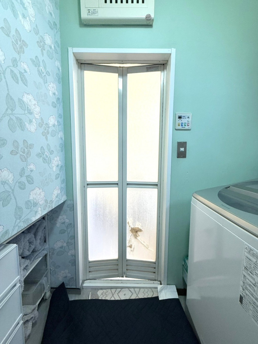 REGALO（レガロ）の割れた浴室折り戸ドアのお取替え！の施工前の写真1