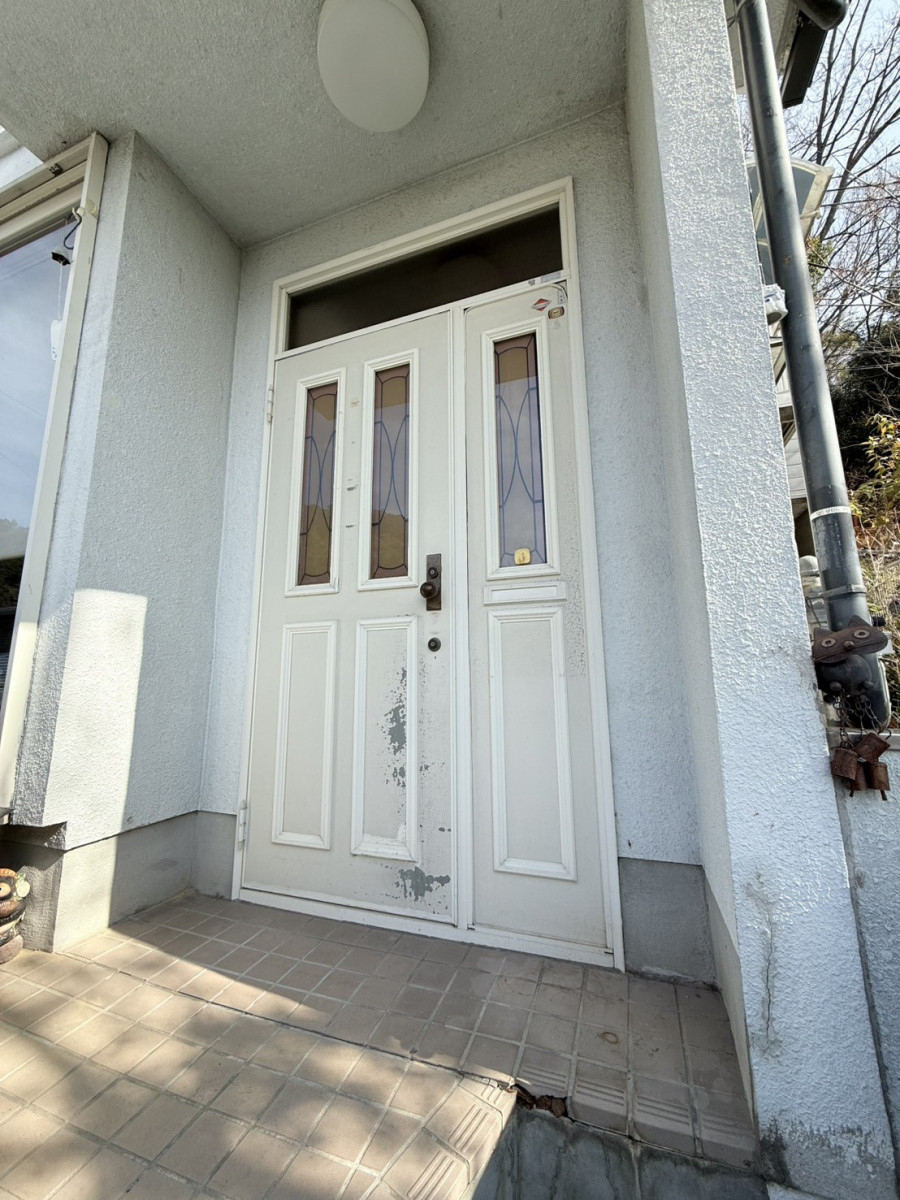 REGALO（レガロ）の開閉が困難、鍵がかかりにい、、老朽化した玄関ドアのお取替え！の施工前の写真1