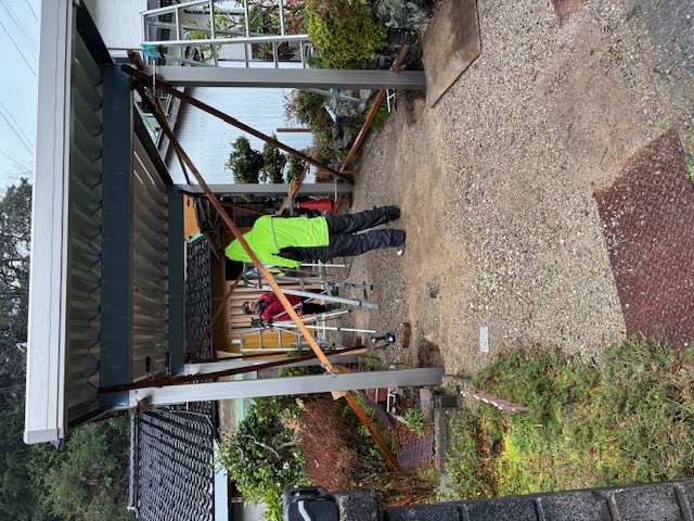 今年最後の仕事はカーポート設置。雨・・・ 大西アルミ建材 京丹後店のブログ 写真1