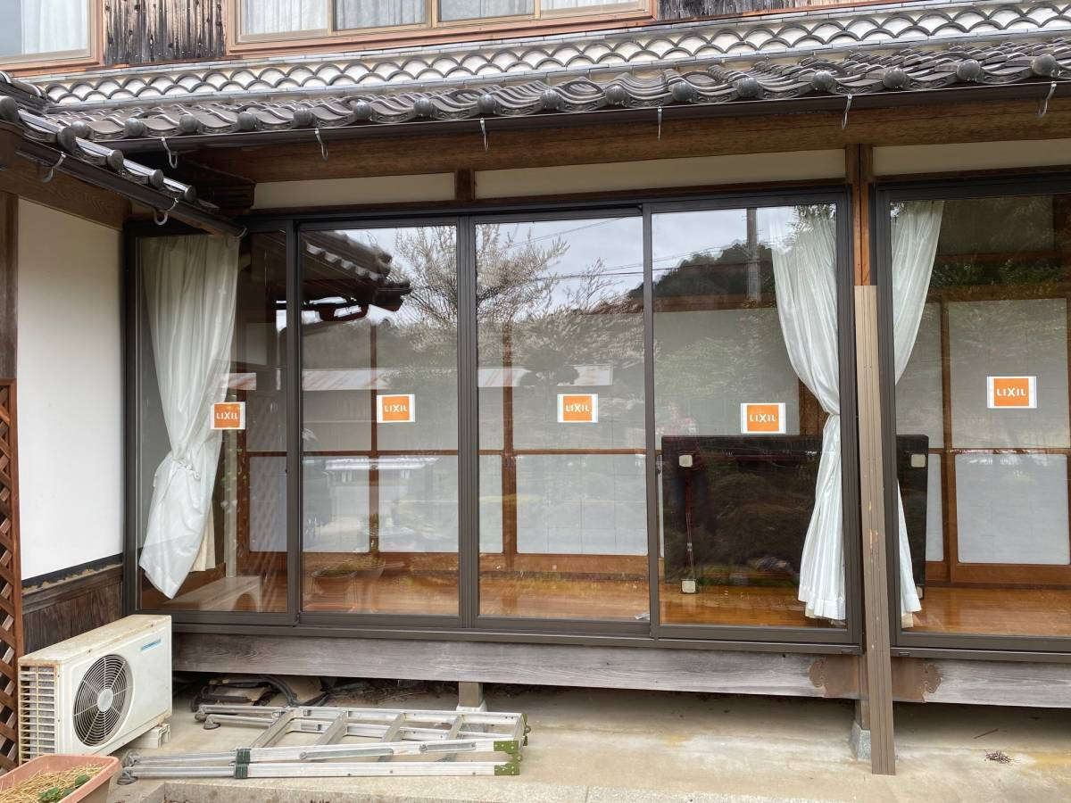 大西アルミ建材 京丹後店の大きな縁側を窓交換の施工後の写真1