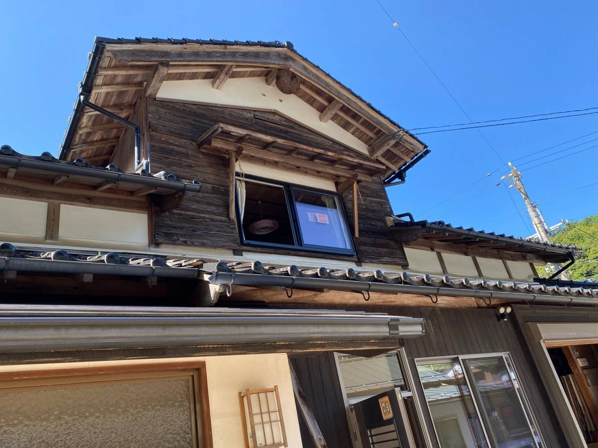 大西アルミ建材 京丹後店の窓にひさしが簡単に取付出来た😉の施工前の写真1