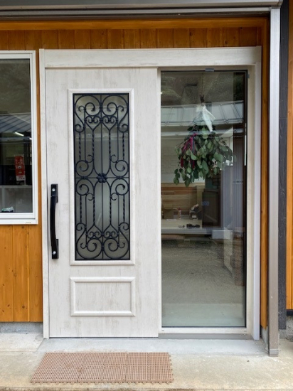 大西アルミ建材 京丹後店のアンティーク調白い玄関引戸✨施工事例写真1