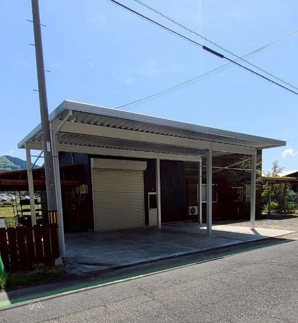 大西アルミ建材 京丹後店の背の高いカーポートの施工後の写真1