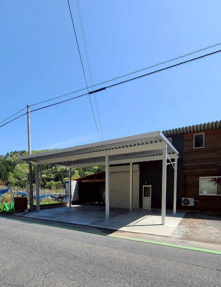 大西アルミ建材 京丹後店の背の高いカーポートの施工後の写真2