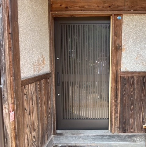 大西アルミ建材 京丹後店の木製玄関戸リフォームの施工後の写真1
