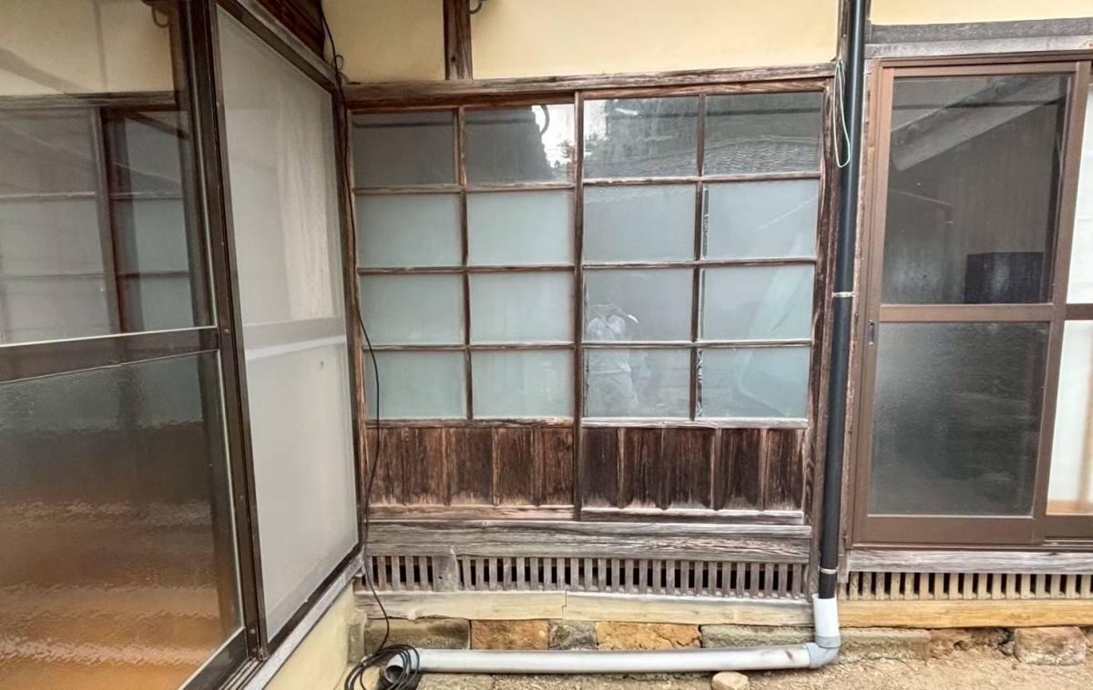 大西アルミ建材 京丹後店の木製窓を断熱窓に取替えの施工前の写真1