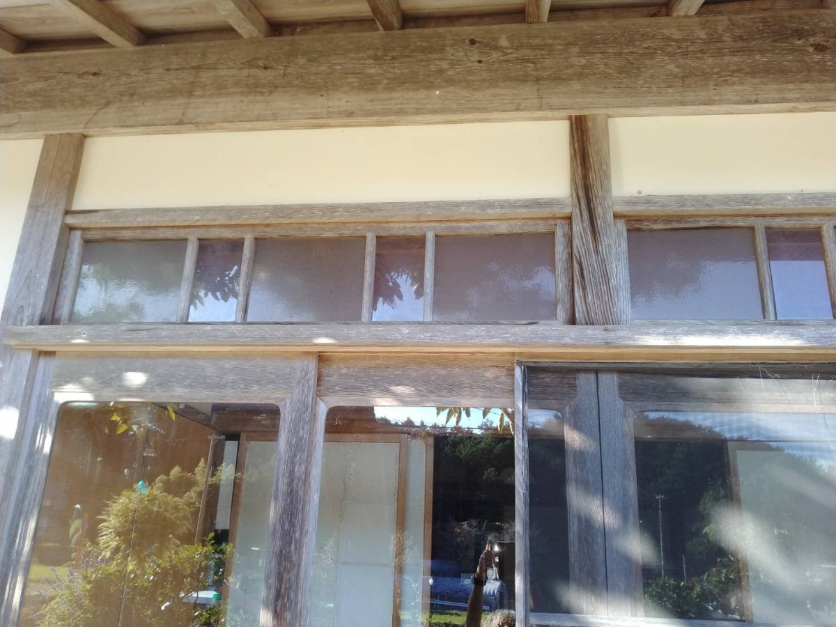 大西アルミ建材 京丹後店の縁側木製窓を補助金活用でお得！快適！の施工前の写真1