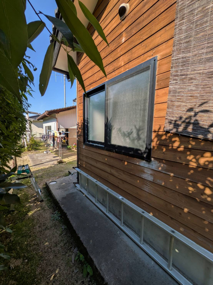 大西アルミ建材 京丹後店の30年前のペアガラス窓、お得に取替えの施工前の写真1