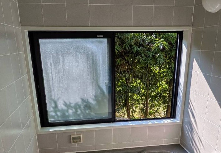 大西アルミ建材 京丹後店の30年前のペアガラス窓、お得に取替えの施工前の写真2