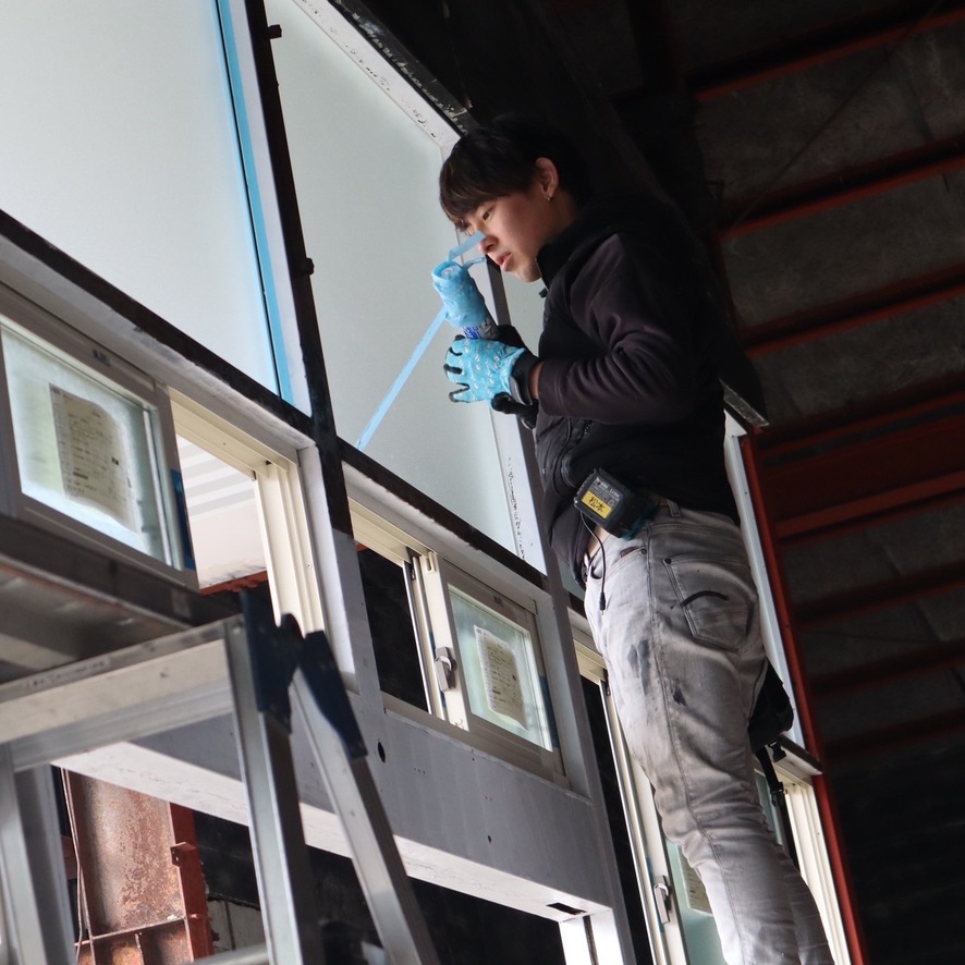 トラス軽金属販売 津島店の職人の技術力で大量の窓を取り付けの施工事例詳細写真1