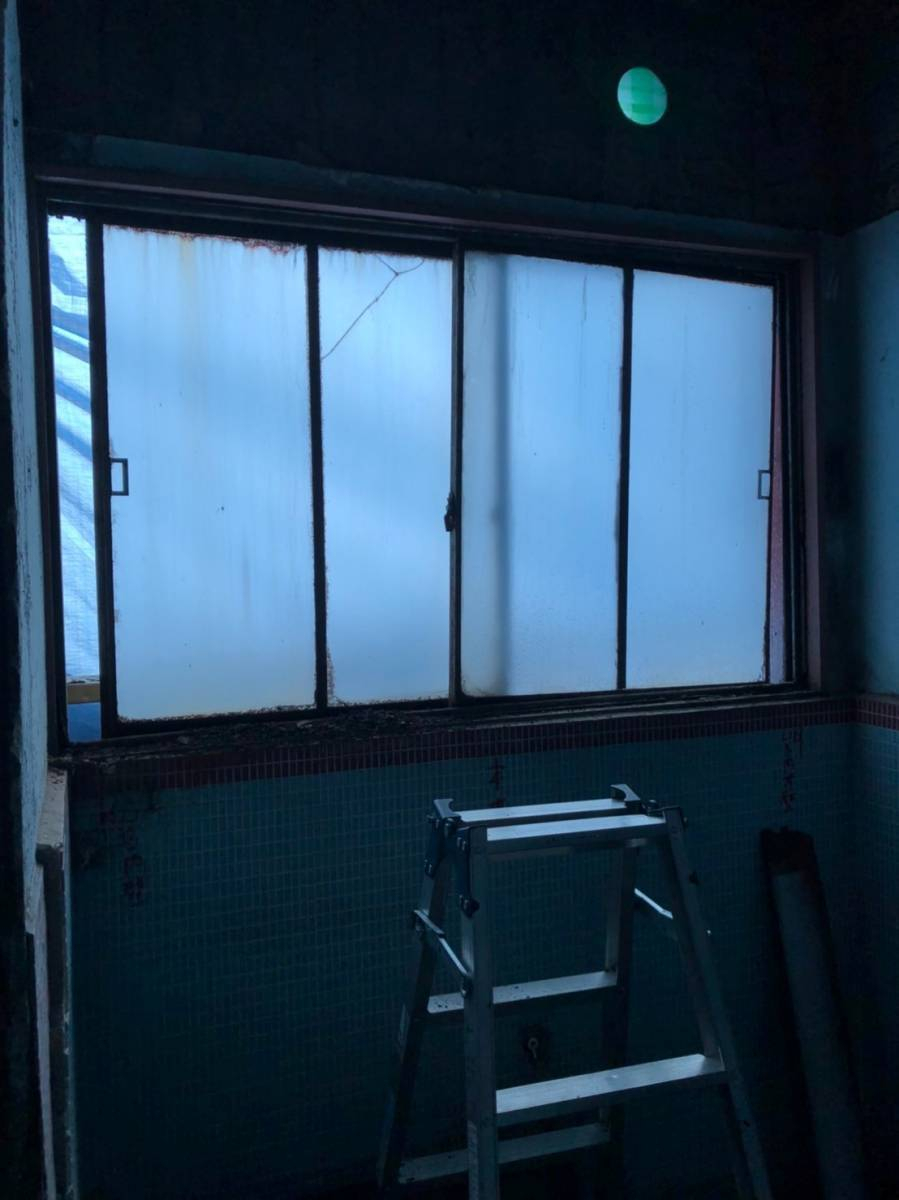 トラス軽金属販売 津島店の引き違い窓をリフォーム！の施工前の写真1